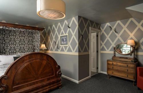 Five Points Bed & Breakfast | The Columbine Room - Queen Anne Bed & Breakfast