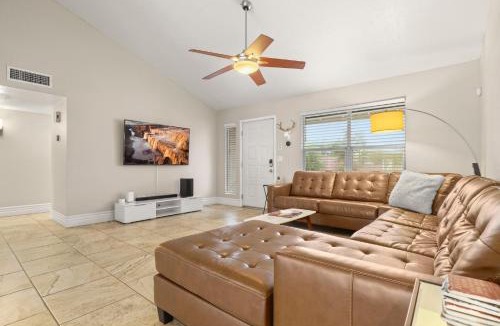 Tempe House | The Dava: Free Heated Pool & Putting Green