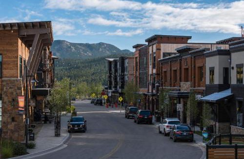 Big Sky House | The Drift at Firelight - Private Hot Tub - Walk to Town Center