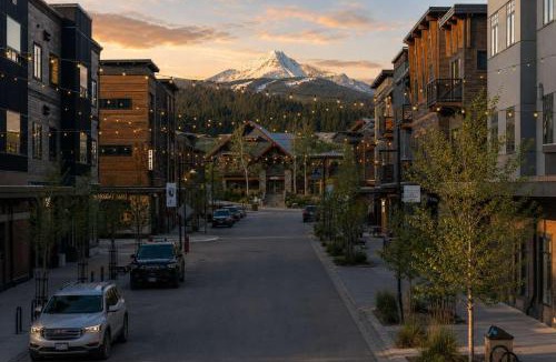 Big Sky House | The Drift at Firelight - Private Hot Tub - Walk to Town Center