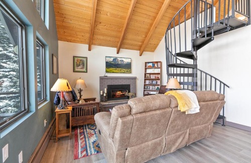Blue River House | The Fishermen’s Place: Mountain Views + Dog Friendly