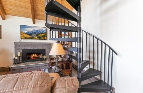 Blue River House | The Fishermen’s Place: Mountain Views + Dog Friendly