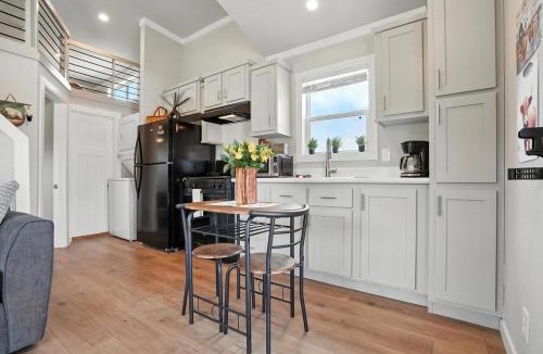 Custer House | The Fluffy Cow - BRAND NEW 1 BD CABIN