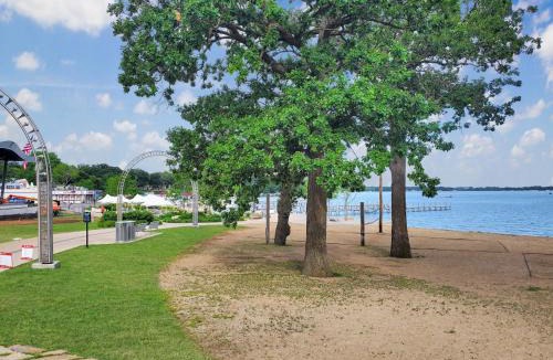 Arnolds Park House | The Glass Water House in Arnold Park off West Lake