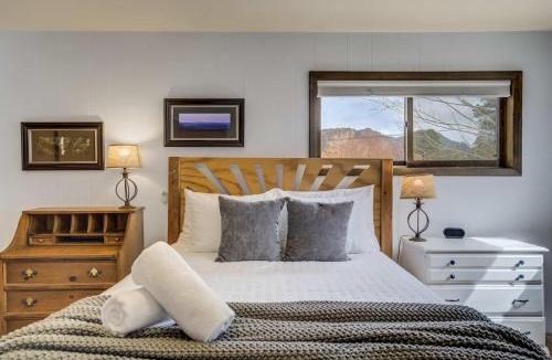 Buena Vista House | The Homestead! Stylish Escape with Scenic Views