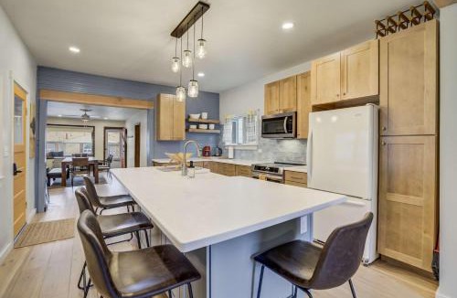Buena Vista House | The Homestead! Stylish Escape with Scenic Views