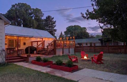 Buena Vista House | The Homestead! Stylish Escape with Scenic Views