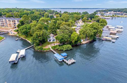 Arnolds Park Villa | The Lakeside Lookout on Gingles Point