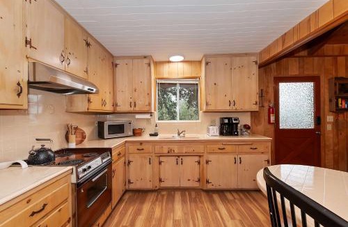 Crestline House | The Lazy Bear Cabin - For 6