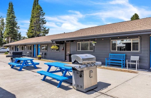 West Yellowstone Hotel | The Lazy Duck Inn