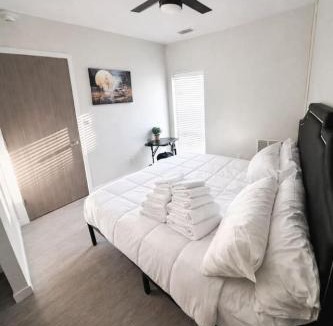 Downtown Des Moines Apartment | The Luxe Black Haven (340)