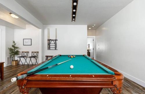Meadow View Heights House | The Moccasin Lodge with Hot Tub and Fire Pit Escape
