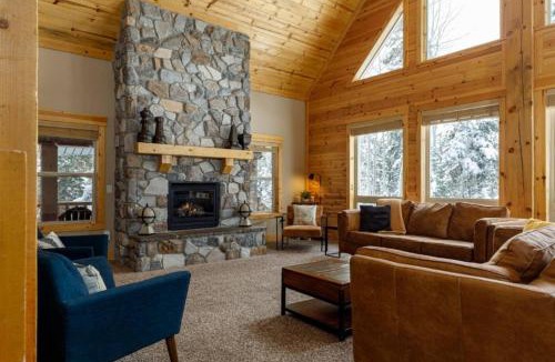 Meadow View Heights House | The Moccasin Lodge with Hot Tub and Fire Pit Escape