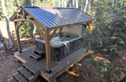 Meadow View Heights House | The Moccasin Lodge with Hot Tub and Fire Pit Escape