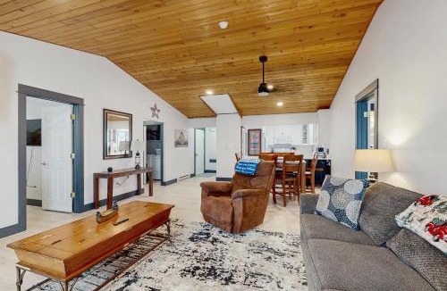Big Sky Apartment | The Overlooker, Apt A11