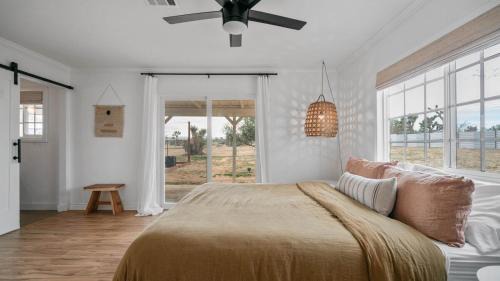 Yucca Valley House | The Paradise View Mesa - NEW - Fire-pit - Spa !