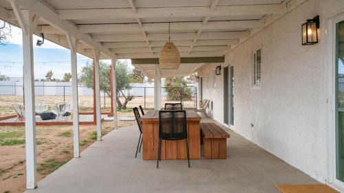 Yucca Valley House | The Paradise View Mesa - NEW - Fire-pit - Spa !
