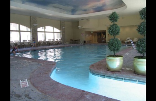Zermatt Hotel | THE POOL IS OPEN! ZERMATT RESORT DOUBLE QUEEN SUITE (SLEEPS 4)! (#231)