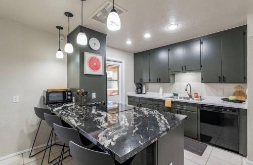 New Northtown House | The Roadrunner4 Bd w Hot Tub & Mountain Views