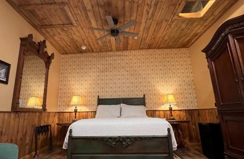 Tombstone Hotel | The Russ House