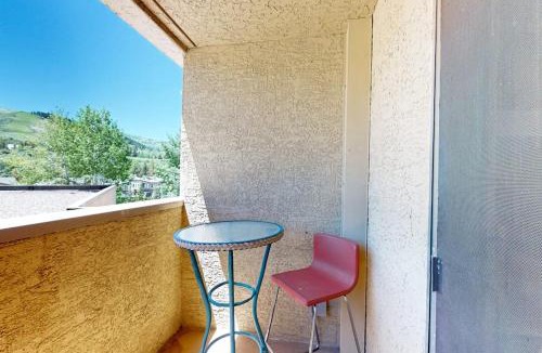 Avon Apartment | The Seasons at Avon 208