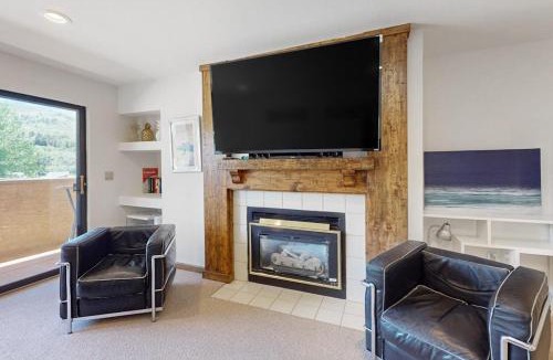 Avon Apartment | The Seasons at Avon 208