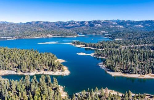Shaver Lake House | The Sparrows Nest Cozy Charm Fire Pit Fun