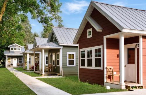 Okoboji House | The Theatre District of Okoboji - The Playbill Cottage