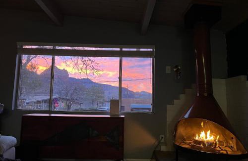 Uptown Sedona Apartment | The Three Keys duplex
