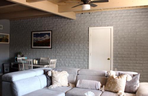 Uptown Sedona Apartment | The Three Keys duplex