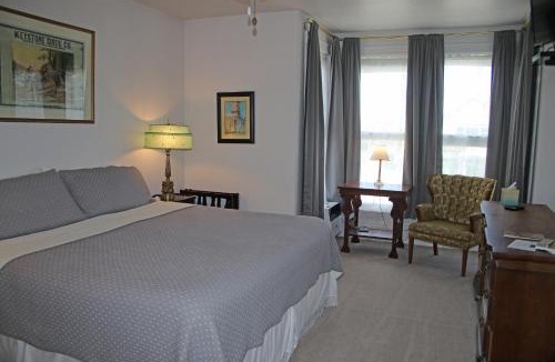 Deer Lodge Hotel | The Vonnie Louise Inn