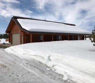 Island Park House | The Wandering Moose Cabin, close to West Yellowstone, Single Level, Hot Tub