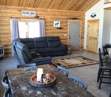 Island Park House | The Wandering Moose Cabin, close to West Yellowstone, Single Level, Hot Tub