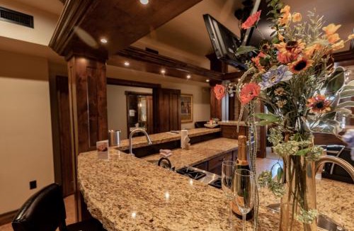 Jackson Hotel | The White Buffalo Club