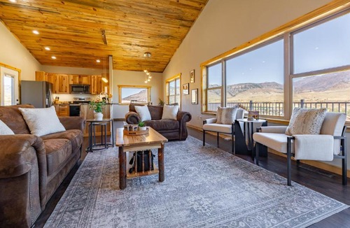 Wapiti House | The Yellowstone- Soak in Panoramic Views, Wapiti Cabin, Dogs OK