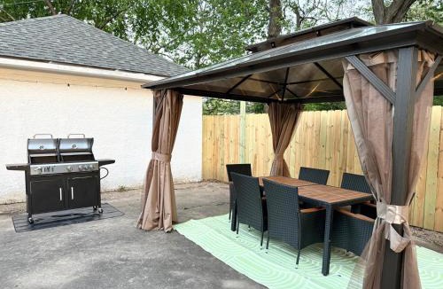 Kansas City House | Theater Room Fire Pit + Grill Sleeps 16