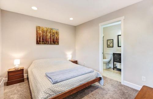 Bend House | Third-floor riverfront condo near downtown Bend