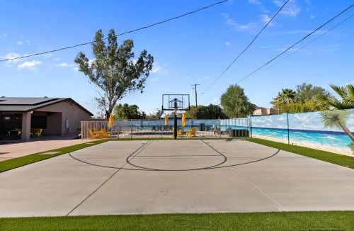 North Mountain House | This is it - Great Location -13 Beds - Pool - Gym