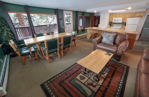 Estes Park Ski Chalet | Three Bedroom with Spacious Living room, Dining Room, and Deck