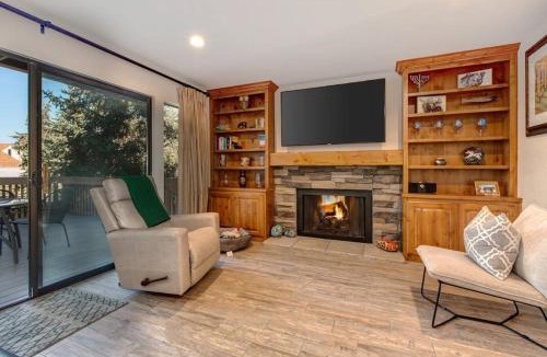 Park Meadows House | Three-story townhome with private hot tub gas fireplace decks