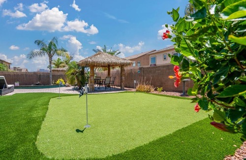 Cottonflower House | Tiki Bar & Heated Pool Relax & Unwind
