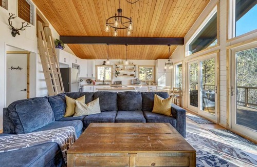 Spring Valley House | Timber Peak Cabin - Hot Tub BBQ Scenic Views