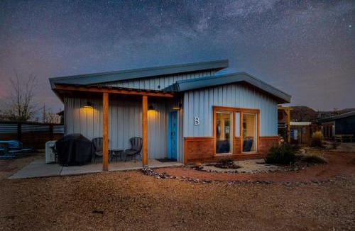 Kanab House | Timber & Tin B 1Bed 1Bath w Pool & Rooftop Deck