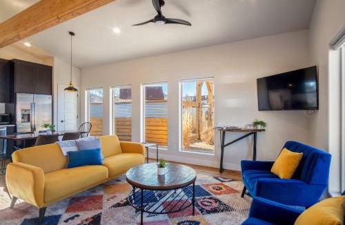 Kanab House | Timber & Tin B 1Bed 1Bath w Pool & Rooftop Deck