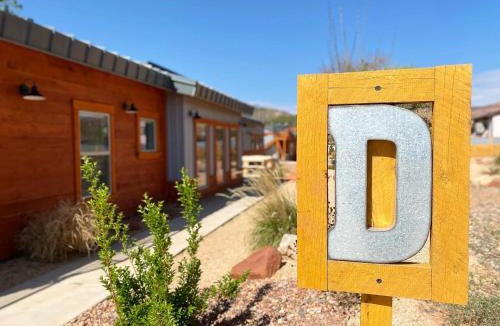 Kanab House | Timber & Tin D 2Bed 2Bath w Pool & Rooftop Deck