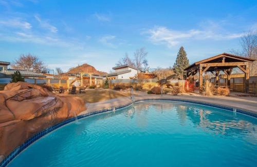 Kanab House | Timber & Tin D 2Bed 2Bath w Pool & Rooftop Deck