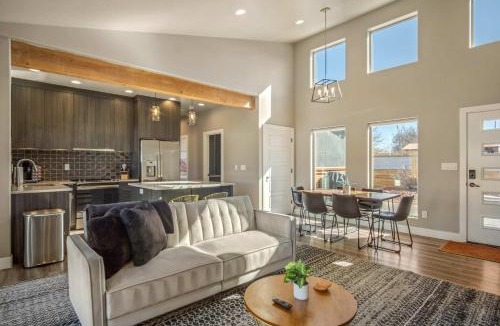 Kanab House | Timber & Tin G 2Bed 2Bath w Pool & Rooftop Deck