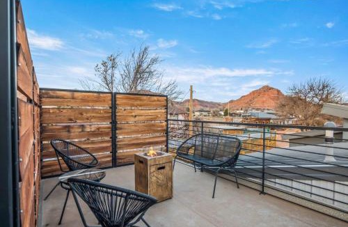 Kanab House | Timber & Tin H 2Bed 2Bath w Pool & Rooftop Deck