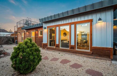 Kanab House | Timber & Tin H 2Bed 2Bath w Pool & Rooftop Deck