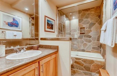 Peak 9 House | Timbernest Condo - 2 BDR Walk to Downtown & Lift
